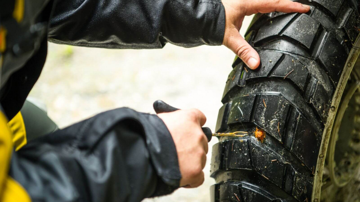 Pinchazos en moto: cómo prevenirlos y repararlos 